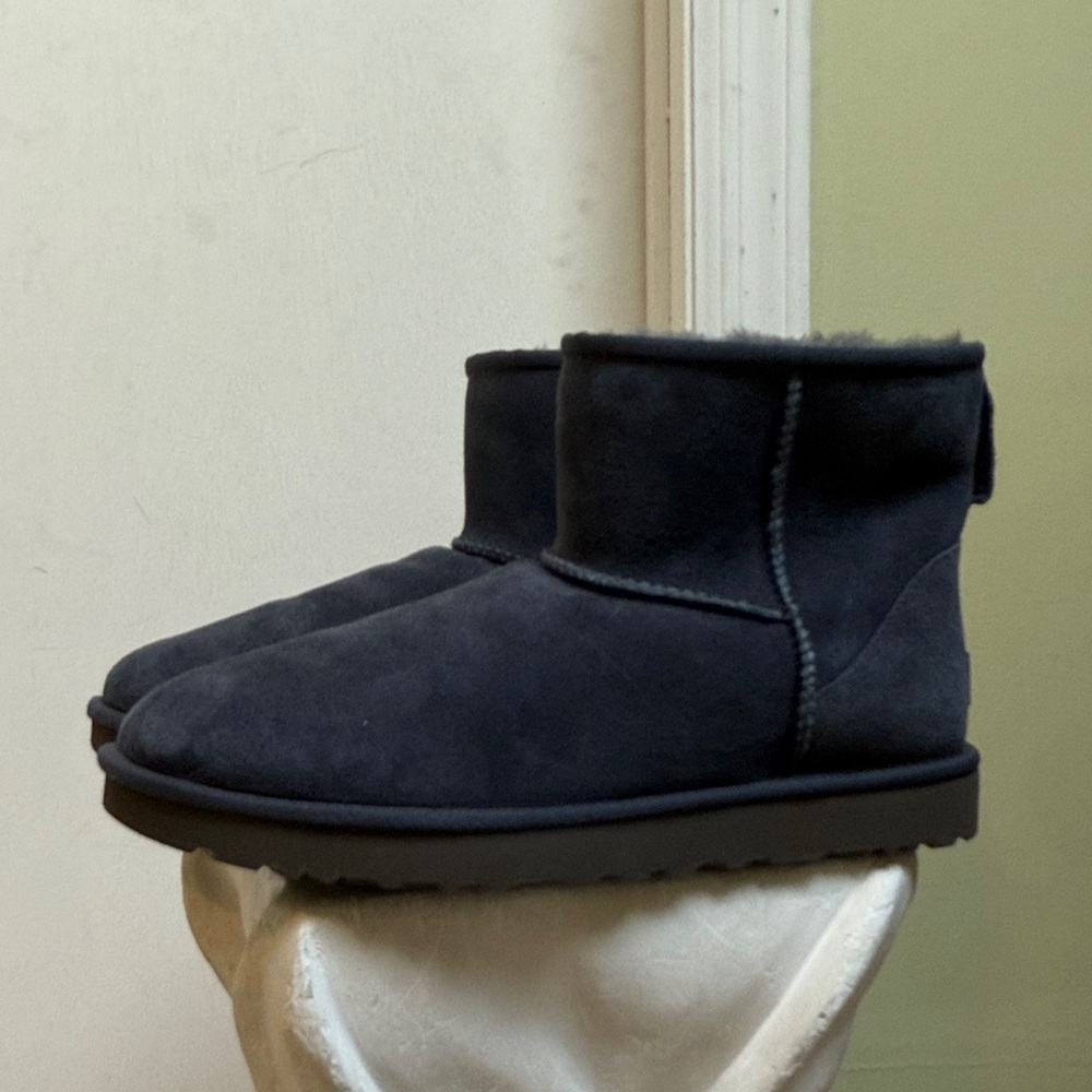 UGG classic 2 Women's Winter Boots - Dark blues size 10 women H29N3